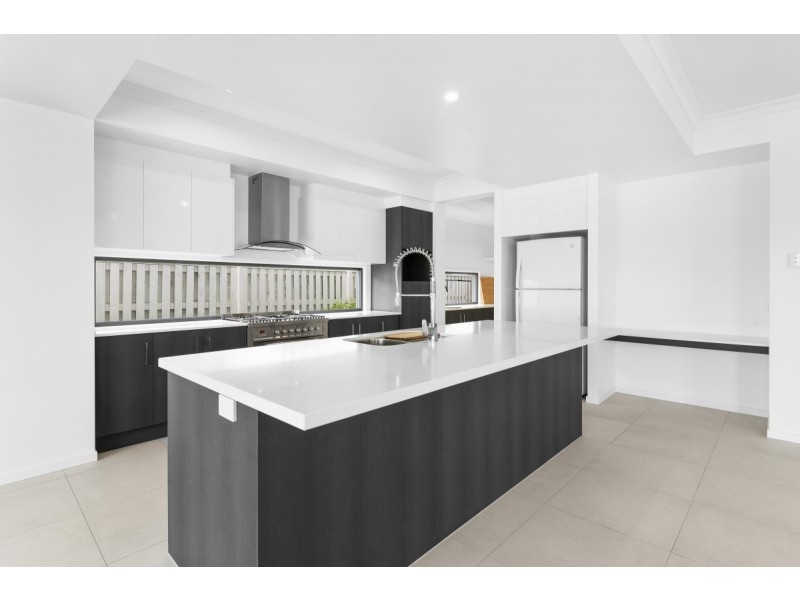 12 Lakeview Blvd, Mermaid Waters QLD 4218