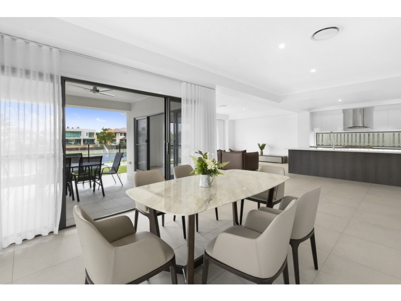 12 Lakeview Blvd, Mermaid Waters QLD 4218