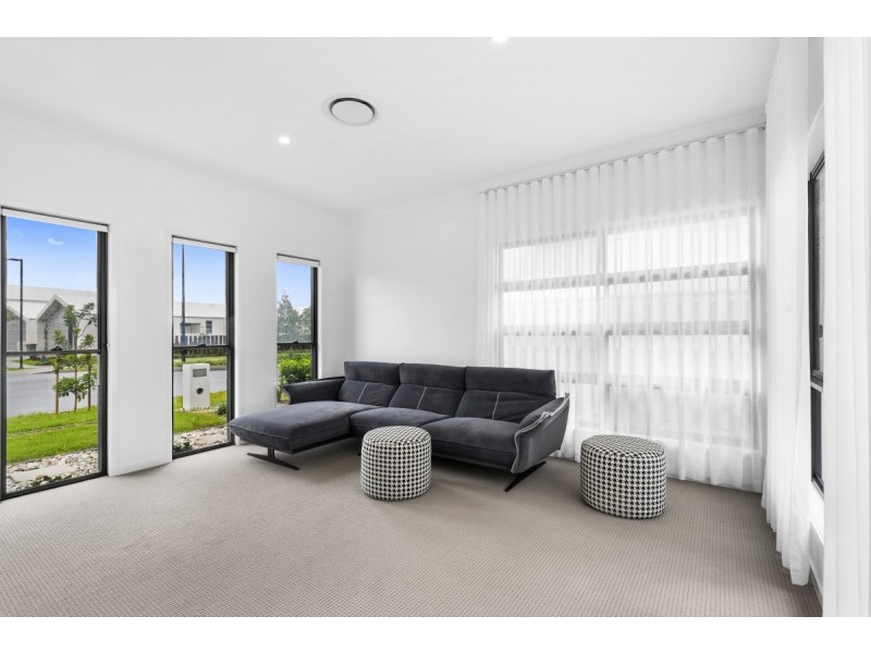 12 Lakeview Blvd, Mermaid Waters QLD 4218