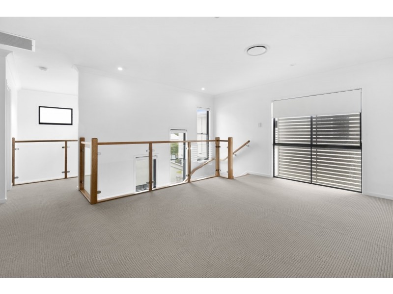 12 Lakeview Blvd, Mermaid Waters QLD 4218