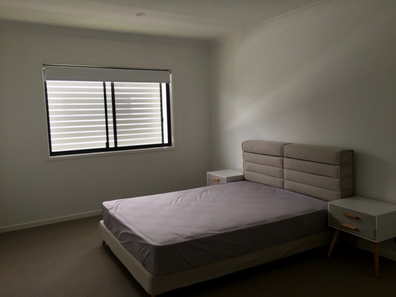 12 Lakeview Blvd, Mermaid Waters QLD 4218