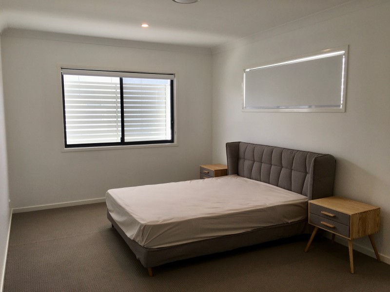 12 Lakeview Blvd, Mermaid Waters QLD 4218