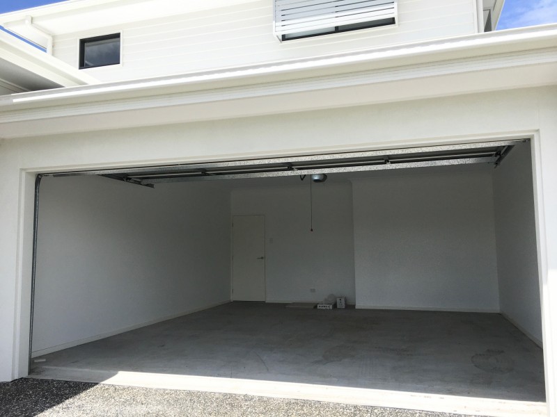 12 Lakeview Blvd, Mermaid Waters QLD 4218