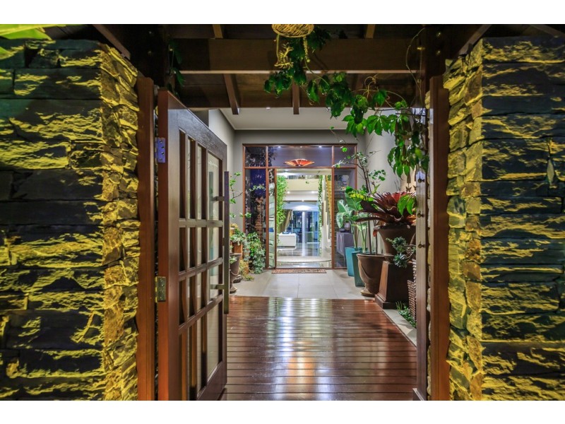 24 Knightsbridge Parade West, Sovereign Islands QLD 4216