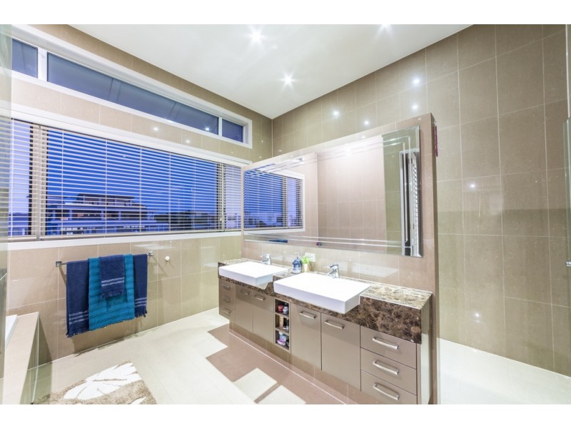 24 Knightsbridge Parade West, Sovereign Islands QLD 4216