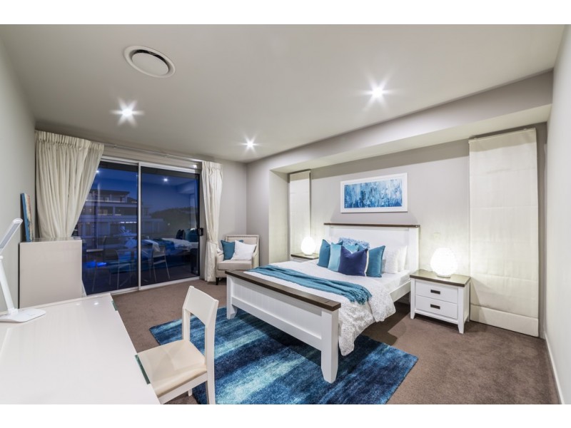 24 Knightsbridge Parade West, Sovereign Islands QLD 4216