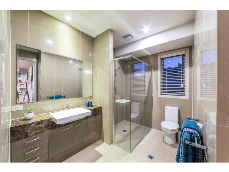 24 Knightsbridge Parade West, Sovereign Islands QLD 4216