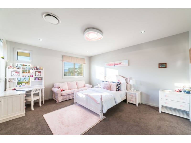 24 Knightsbridge Parade West, Sovereign Islands QLD 4216