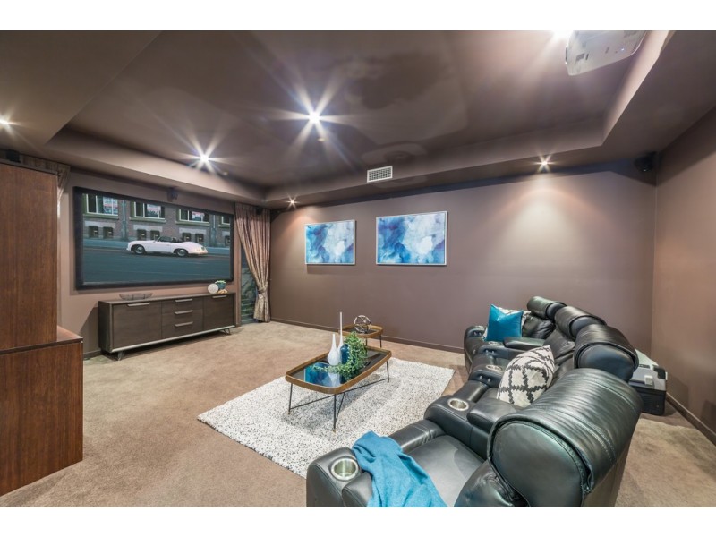 24 Knightsbridge Parade West, Sovereign Islands QLD 4216