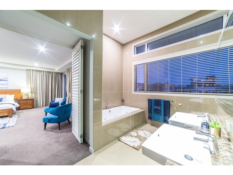 24 Knightsbridge Parade West, Sovereign Islands QLD 4216