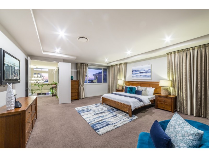 24 Knightsbridge Parade West, Sovereign Islands QLD 4216