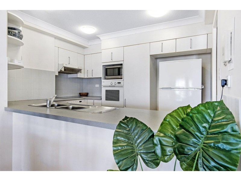 92/15 Victoria Avenue “Victoria Square”, Broadbeach QLD 4218