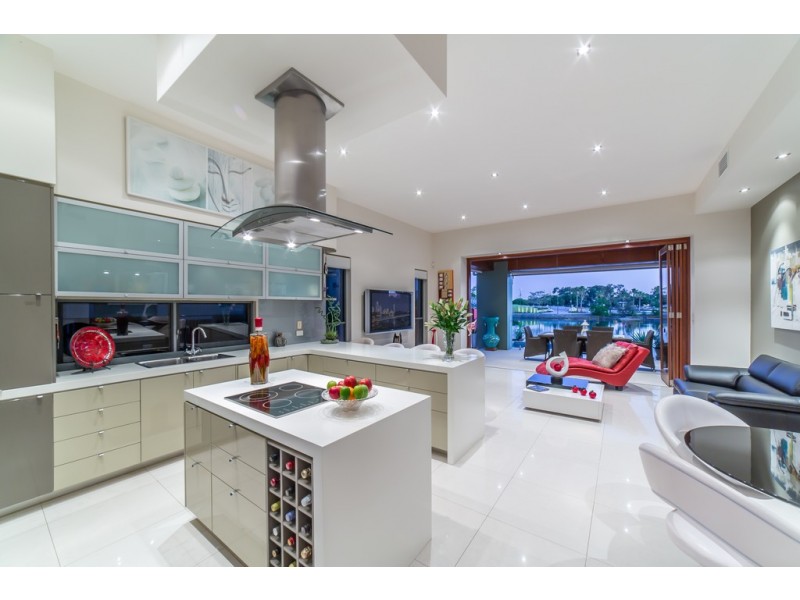 1/217 Stanhill Drive, Chevron Island QLD 4217