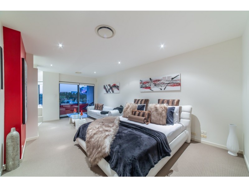 1/217 Stanhill Drive, Chevron Island QLD 4217