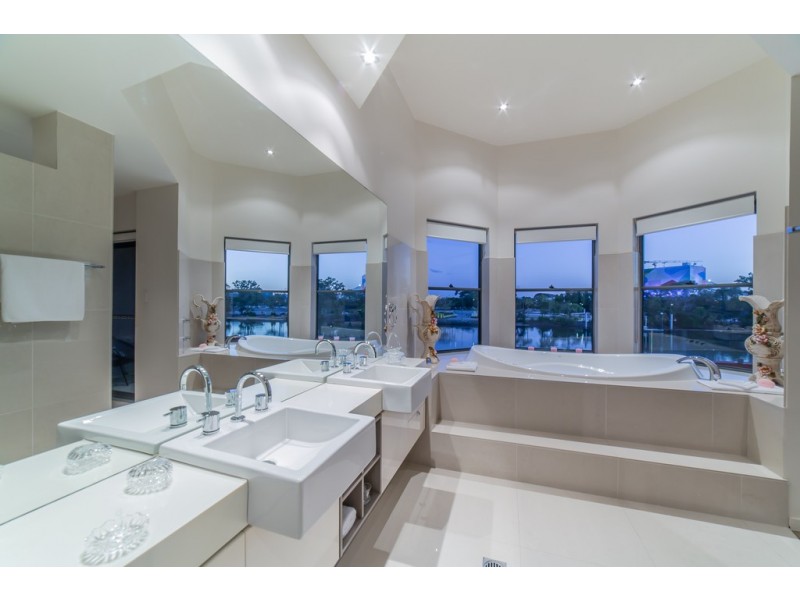 1/217 Stanhill Drive, Chevron Island QLD 4217