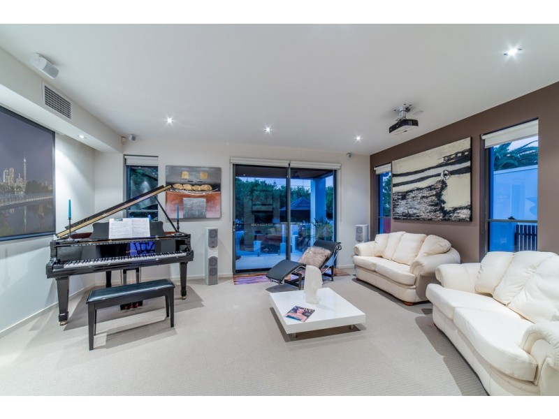 1/217 Stanhill Drive, Chevron Island QLD 4217