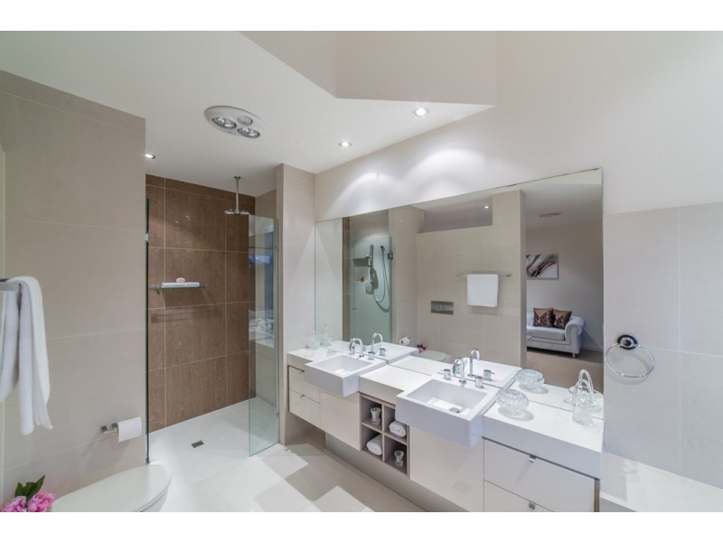 1/217 Stanhill Drive, Chevron Island QLD 4217