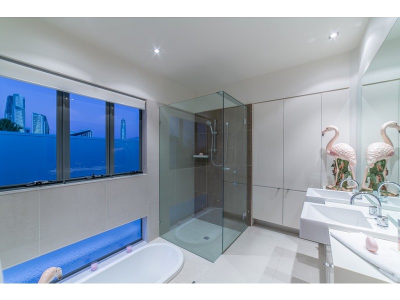 1/217 Stanhill Drive, Chevron Island QLD 4217