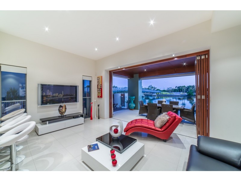 1/217 Stanhill Drive, Chevron Island QLD 4217