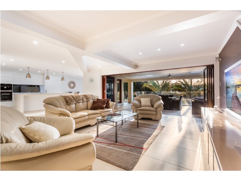 15 Bollard Circuit, Clear Island Waters QLD 4226