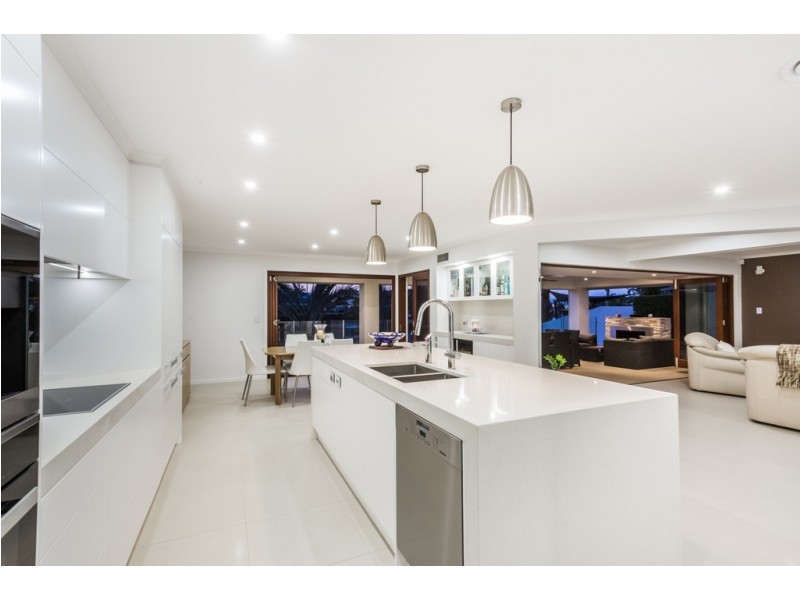 15 Bollard Circuit, Clear Island Waters QLD 4226