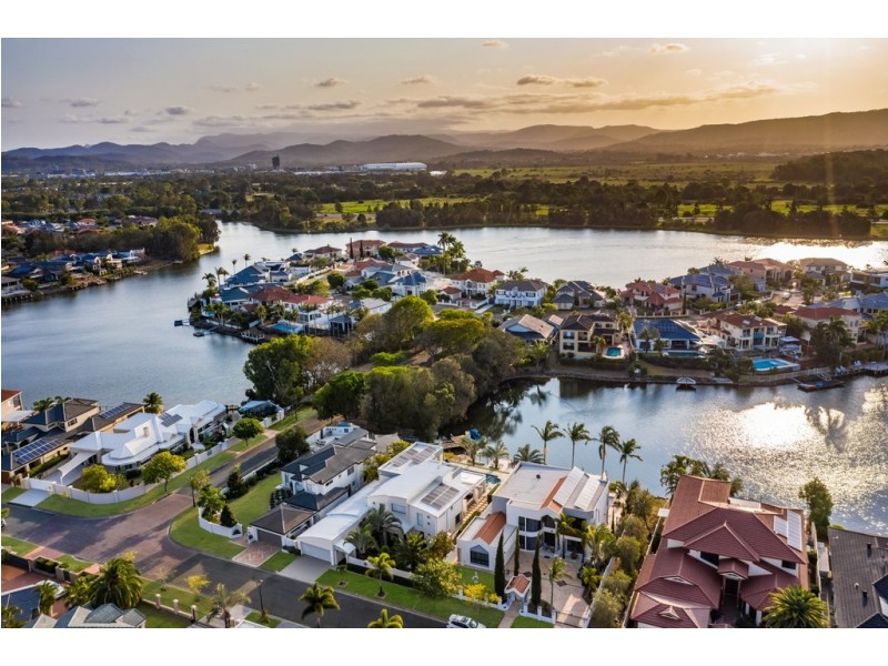 15 Bollard Circuit, Clear Island Waters QLD 4226