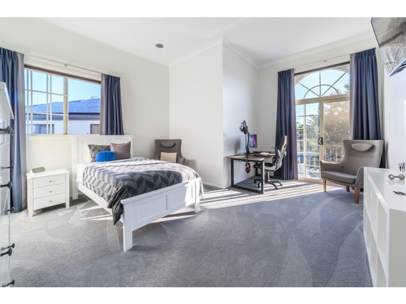 63 Bollard Circuit, Clear Island Waters QLD 4226