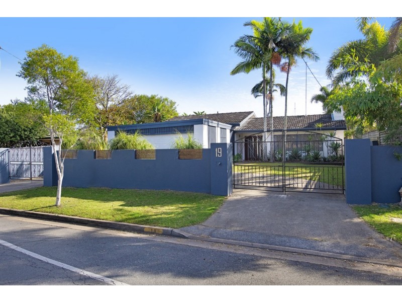 19 Savoy Drive, Broadbeach Waters QLD 4218