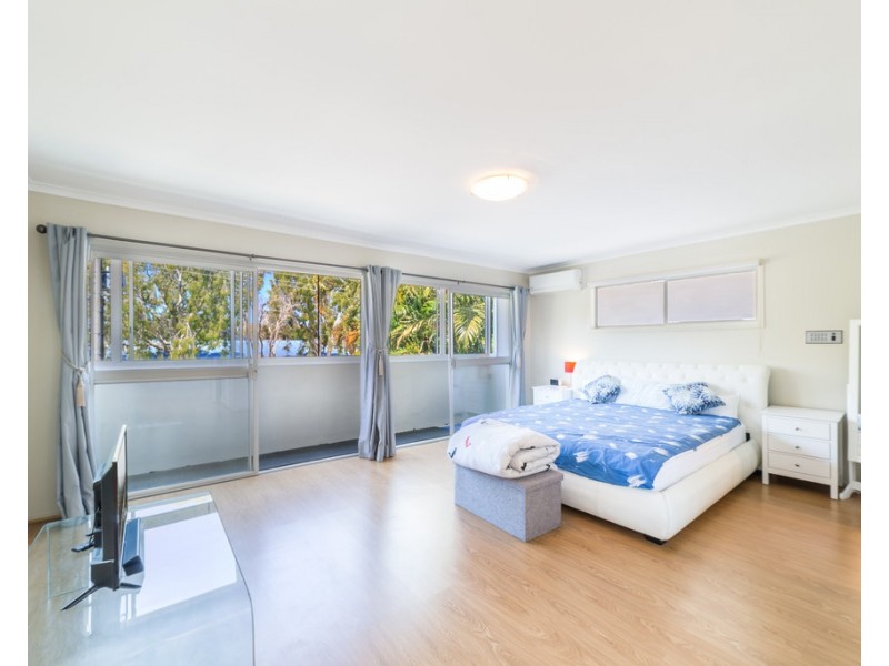 8 Gibraltar Drive, Isle Of Capri QLD 4217