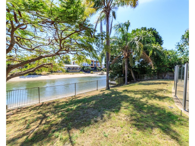 8 Gibraltar Drive, Isle Of Capri QLD 4217
