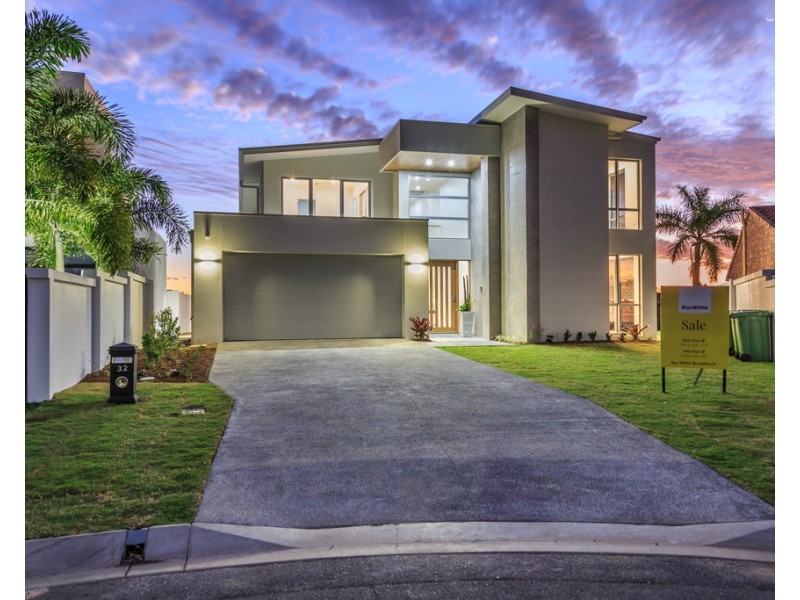 32 Bombala Street, Broadbeach Waters QLD 4218