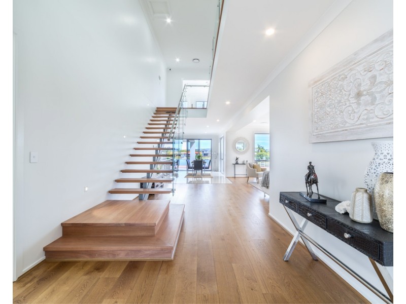 32 Bombala Street, Broadbeach Waters QLD 4218