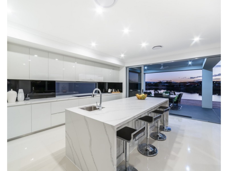 32 Bombala Street, Broadbeach Waters QLD 4218
