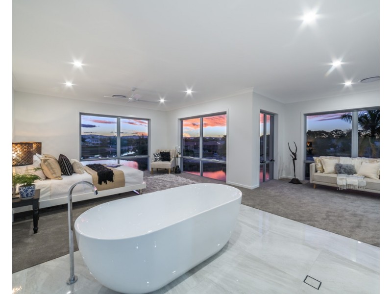 32 Bombala Street, Broadbeach Waters QLD 4218