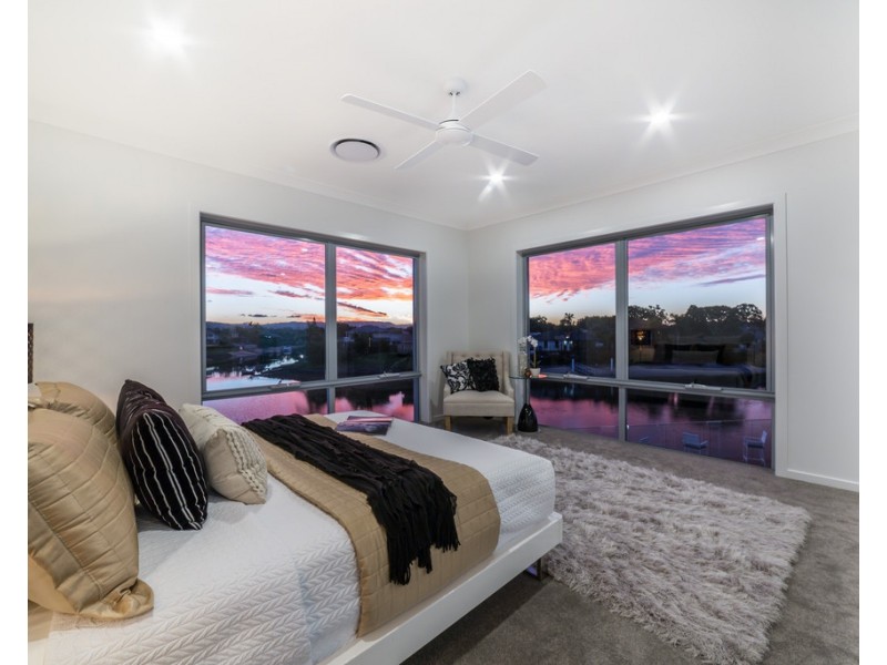 32 Bombala Street, Broadbeach Waters QLD 4218