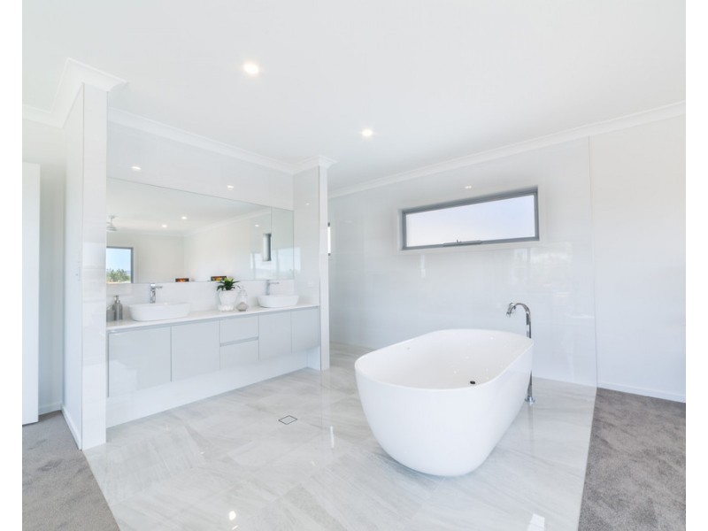 32 Bombala Street, Broadbeach Waters QLD 4218