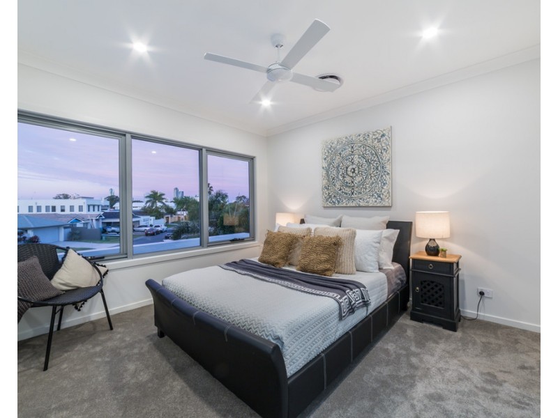 32 Bombala Street, Broadbeach Waters QLD 4218