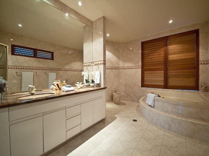 76 Amalfi Drive, Isle Of Capri QLD 4217