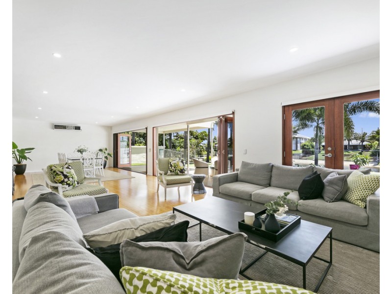 44 Alec Avenue, Mermaid Waters QLD 4218