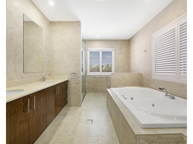 44 Alec Avenue, Mermaid Waters QLD 4218