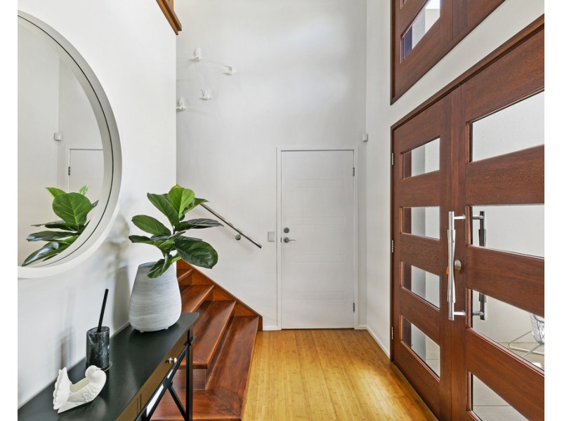 44 Alec Avenue, Mermaid Waters QLD 4218