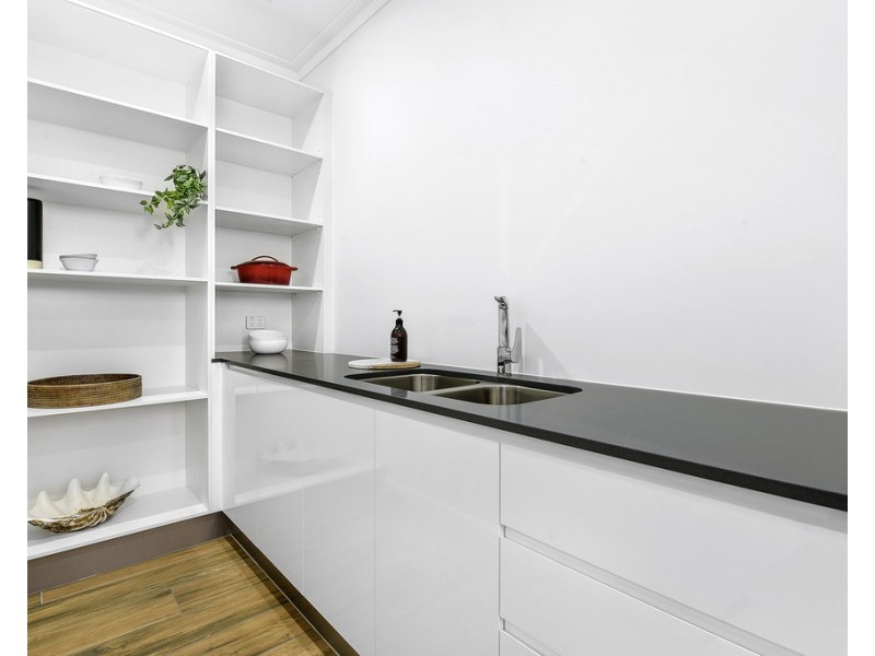 84 Clear Island Road, Broadbeach Waters QLD 4218