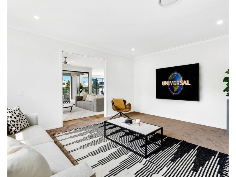 84 Clear Island Road, Broadbeach Waters QLD 4218