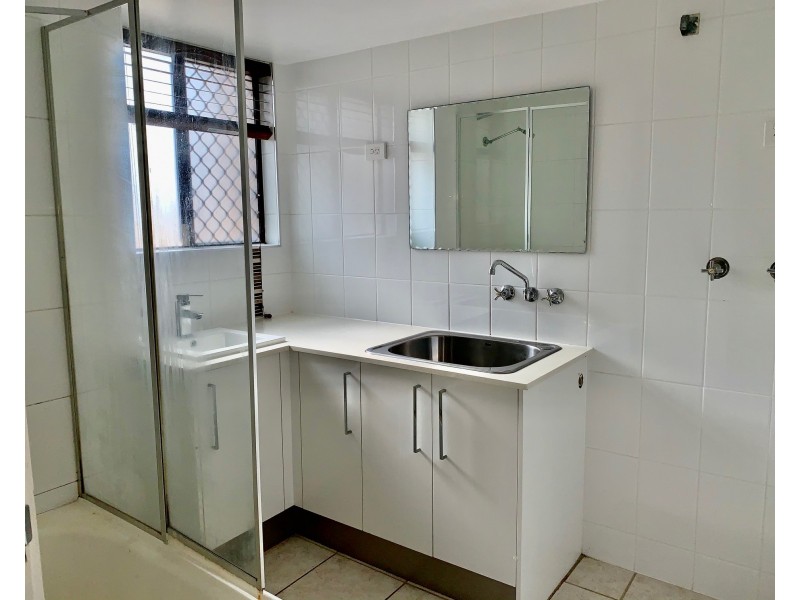 2/46 Oceanic Drive, Mermaid Waters QLD 4218