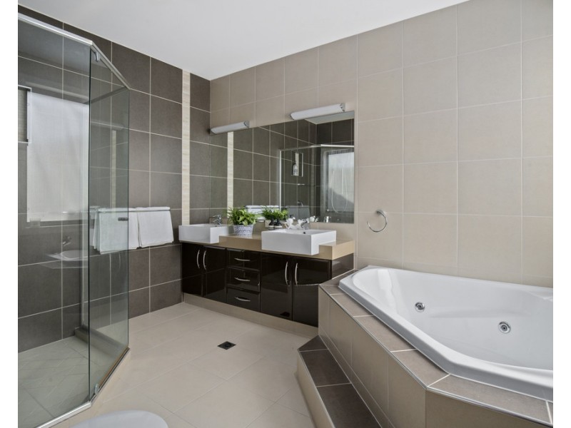 10 St Paul Crescent, Varsity Lakes QLD 4227
