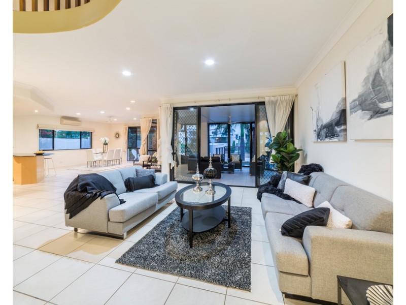 17 Cessnock Close, Mermaid Waters QLD 4218