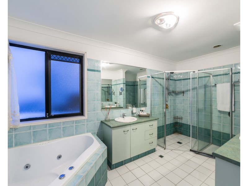 17 Cessnock Close, Mermaid Waters QLD 4218