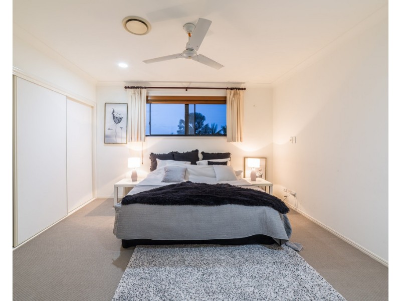 17 Cessnock Close, Mermaid Waters QLD 4218