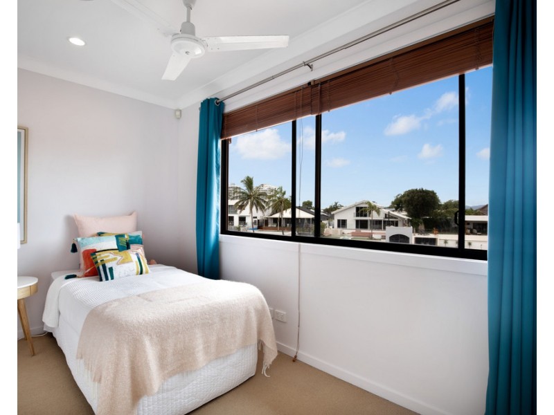 12 Welby Street, Broadbeach Waters QLD 4218