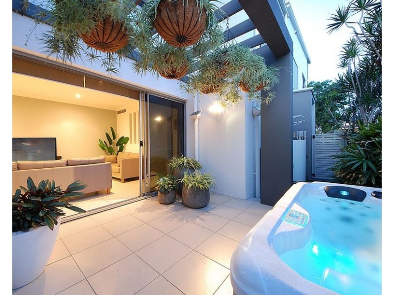 36A Albion Avenue, Miami QLD 4220
